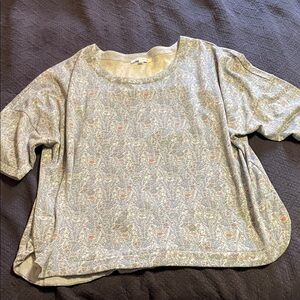 Rose & Olive Gray Floral Short Sleeve Top